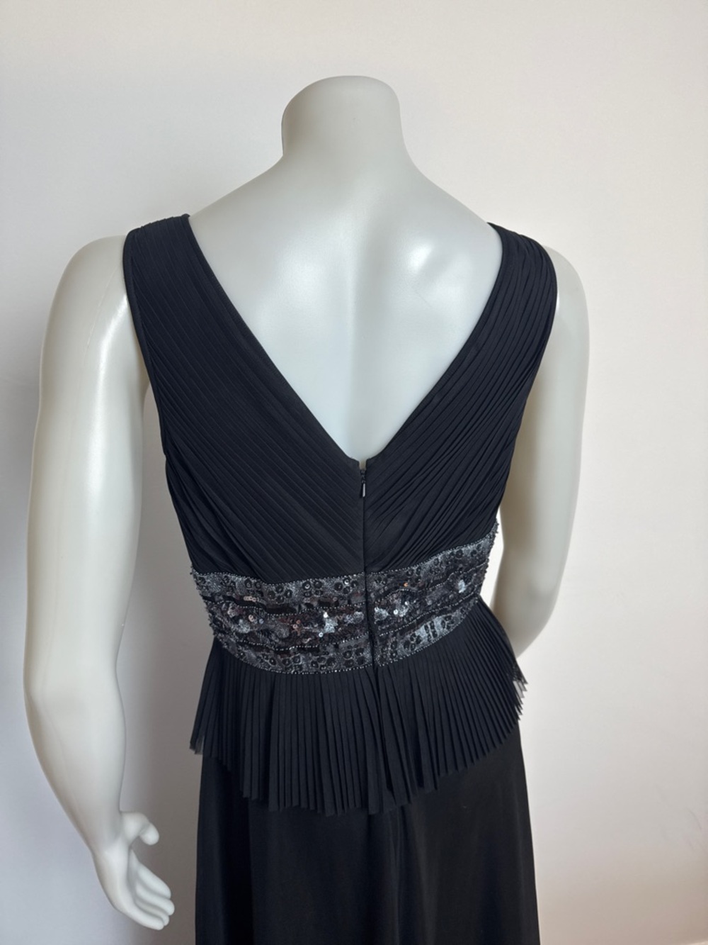 JS COLLECTION - Black Sequin/jewel Embellished V-neck Gown. Pleated peplum. 12 - Picture 7 of 9
